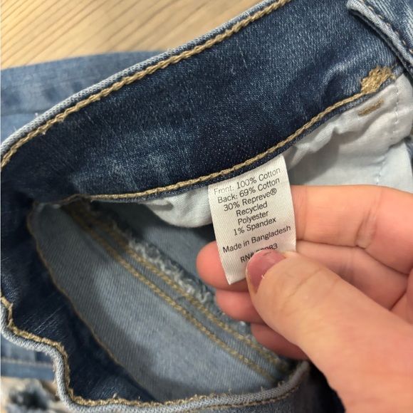 High-waisted distressed skinny jeans with ripped details #distresseddenim - Picture 3 of 6